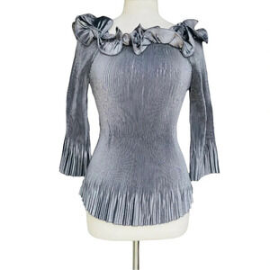 PIANO Women’s Size M Gray Crinkle 3/4 Sleeve Round Ruffle Neck Blouse